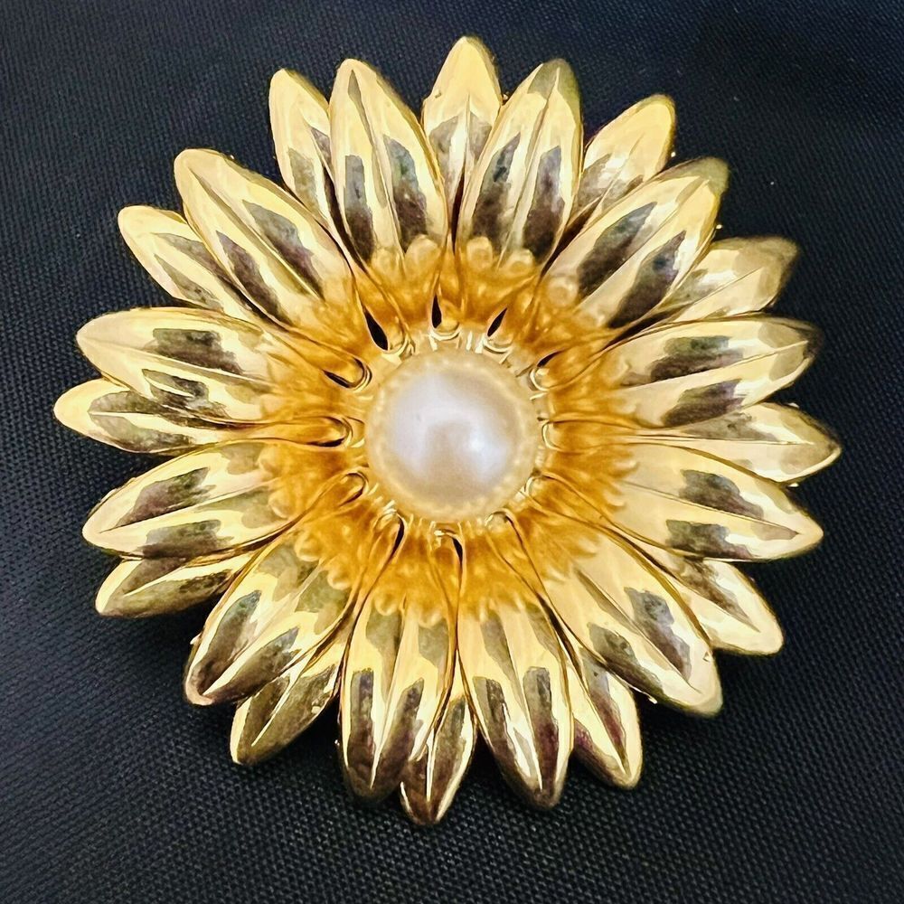 Vintage 3d Flower Faux Pearl Brooch Floral Daisy Shiny Gold Tone PRETTY 4096